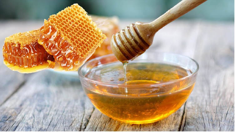 Sử dụng mật ong để rửa mặt 