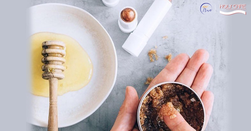 Đường nâu và mật ong – tẩy da chết dịu nhẹ cho da khô